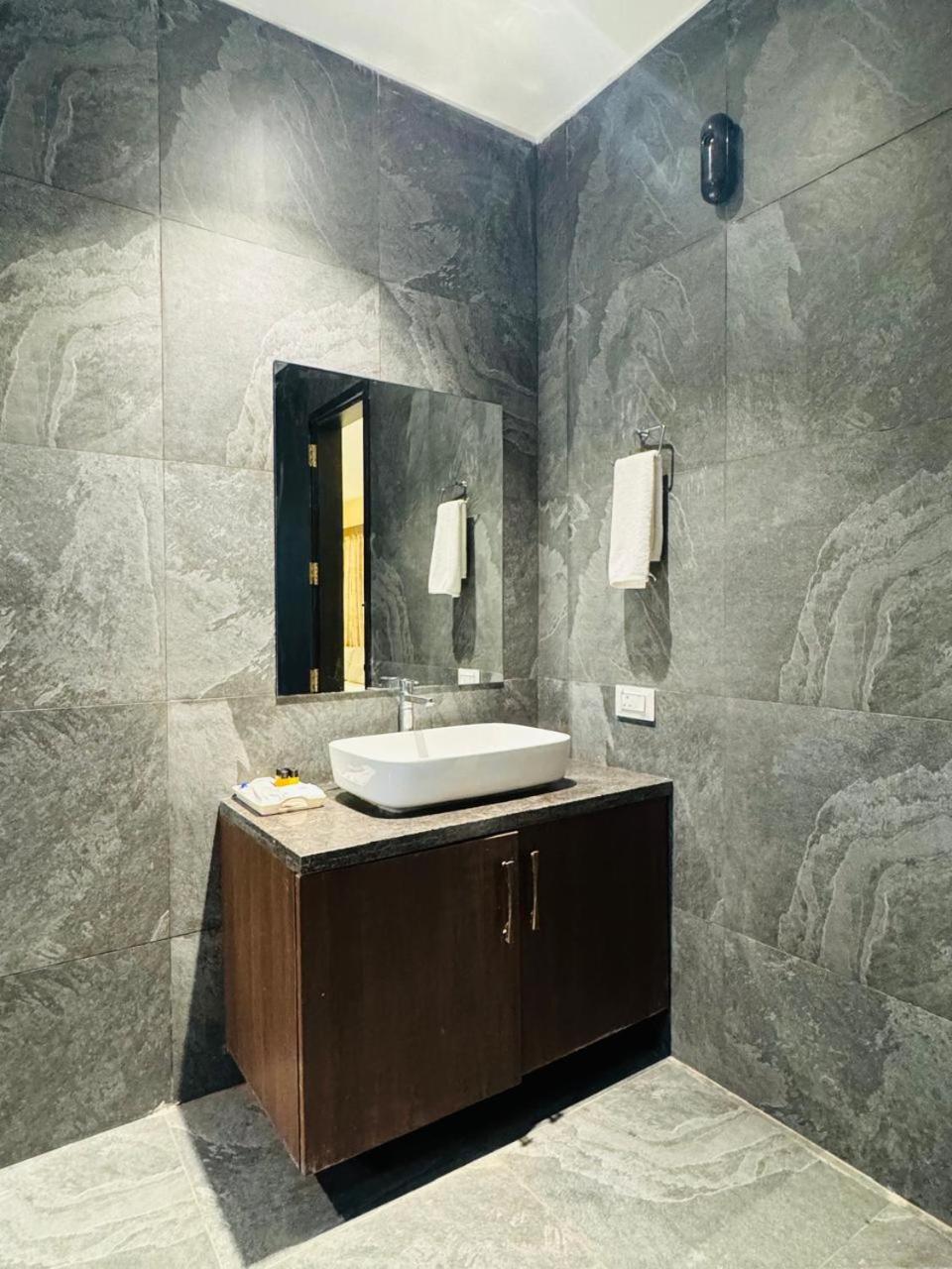 Mstays Ecr By Mirabilis Hotel Chennai Dış mekan fotoğraf